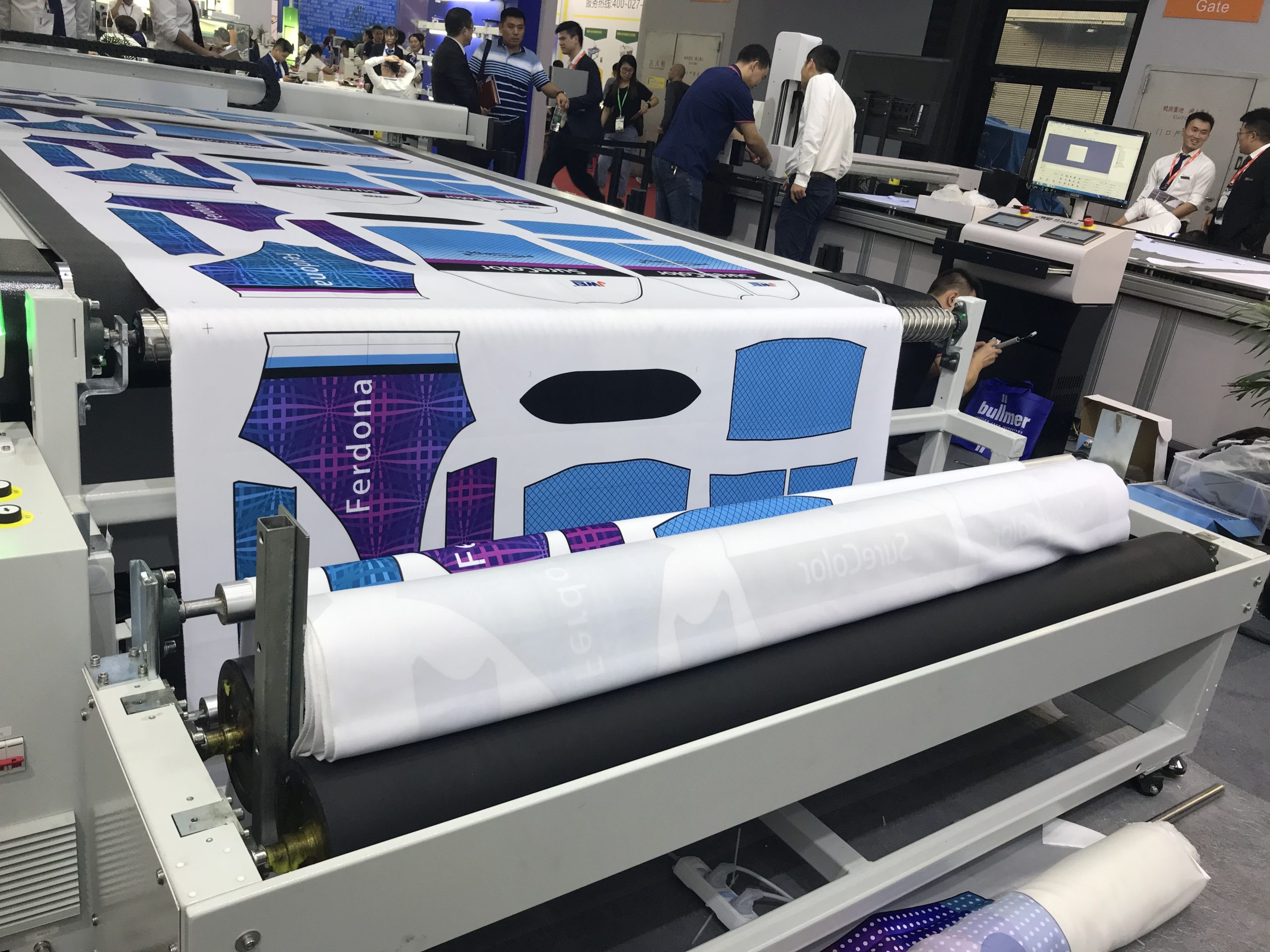 Introduction of the top camera of JWEI fabric cutter machine for you   Large Format Digital die cutting table,Paper digital cutter ,Plotter  sticker cutting machine,Corrugated paper cutting machine , Digital cutting  system